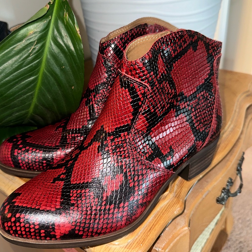 LIKE NEW Lucky brand booties 👢 red snake skin and blue snake skin.